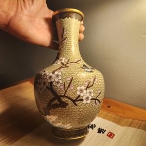 Beautiful vase! Clean and nice piece of art.